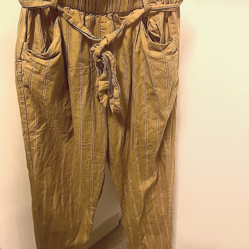 🌼High-waisted, pin striped pants 🌼